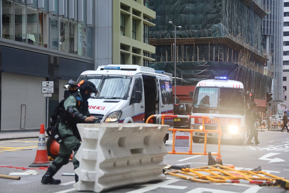 Warnung vor Gefahren bei Fahrzeugen durch rot weiße Warntafeln