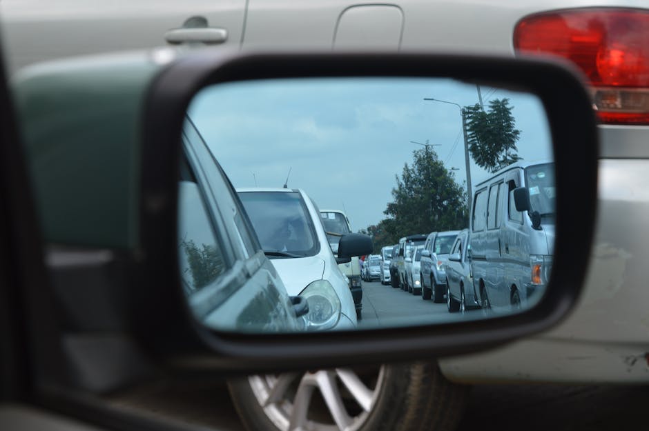 Fahrzeuge in Reihenfolge auf der Fahrbahn weiterfahren