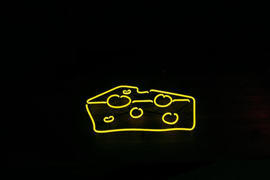 Gelbes Blinklicht an Fahrzeug als Warnung vor Hindernissen
