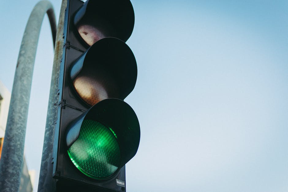 Gelbes Blinklicht auf Fahrzeug als Warnsignal